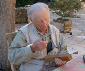 Marcel Bourelly 95 ans regarde ce bel objet qu'il a construit il y a environ 40 ans.