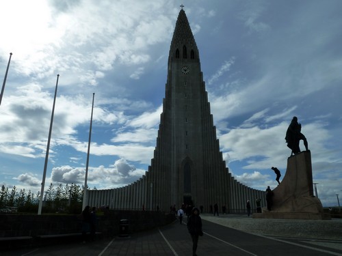 L'glise de Hallgrimur  Reyjjavik est la plus haute d'Islande(clocher de 73m).
                                                            Elle est inspire des orgues basaltiques naturelles de la rgion.
Pour un statiticien, sa forme voque la courbe en cloche de la loi normale.